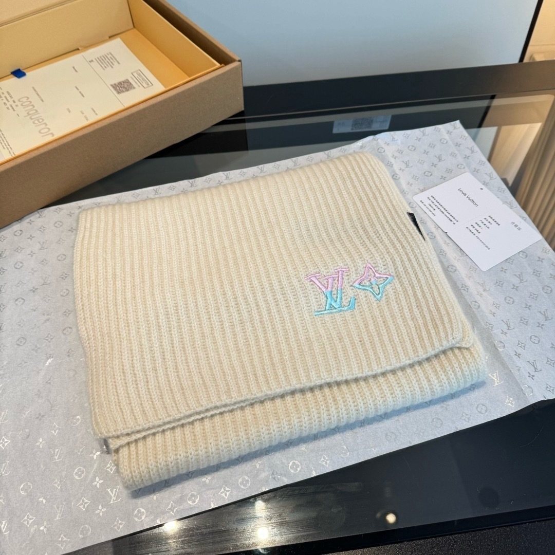 Louis Vuitton Cream Rib-Knit Scarf and Beanie Set — detail