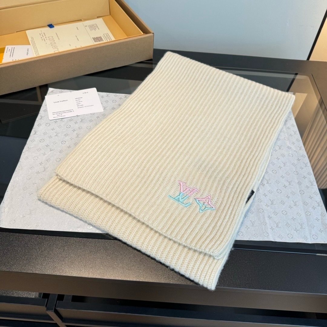 Louis Vuitton Cream Rib-Knit Scarf and Beanie Set — detail