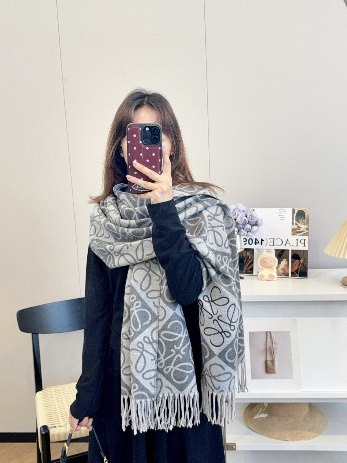 Gray and Beige Loop Pattern Fringed Knitted Scarf — model