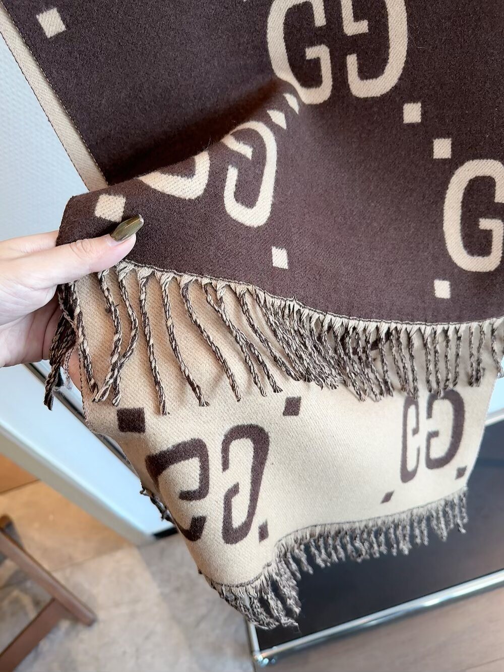 Gucci Two-Tone Fringed Scarf — detail