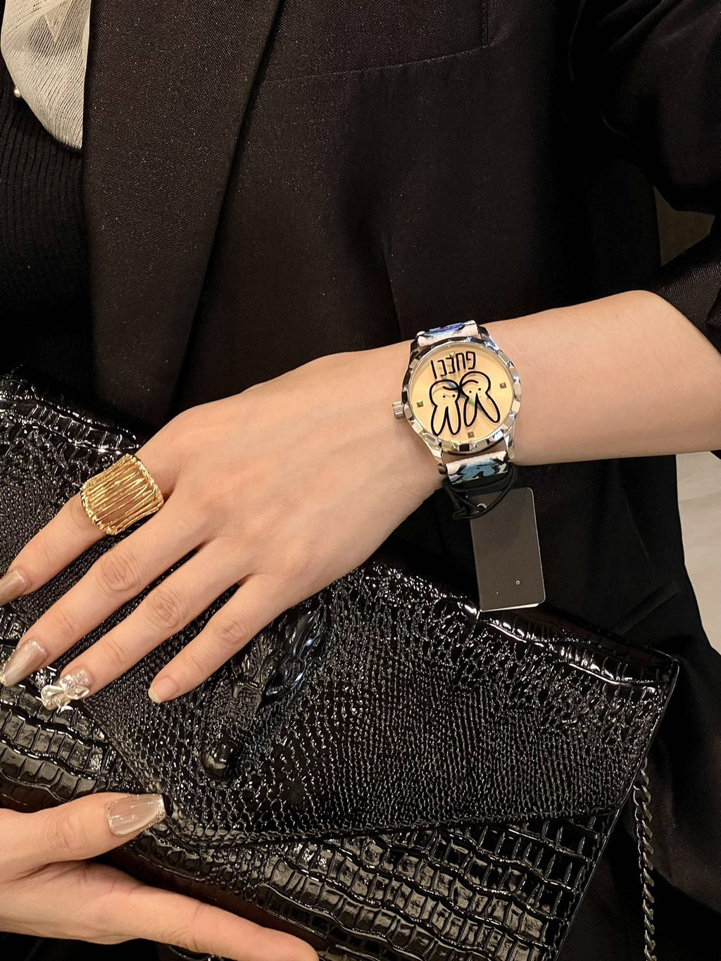 Gucci Rabbit Graphic Strap Watch — model