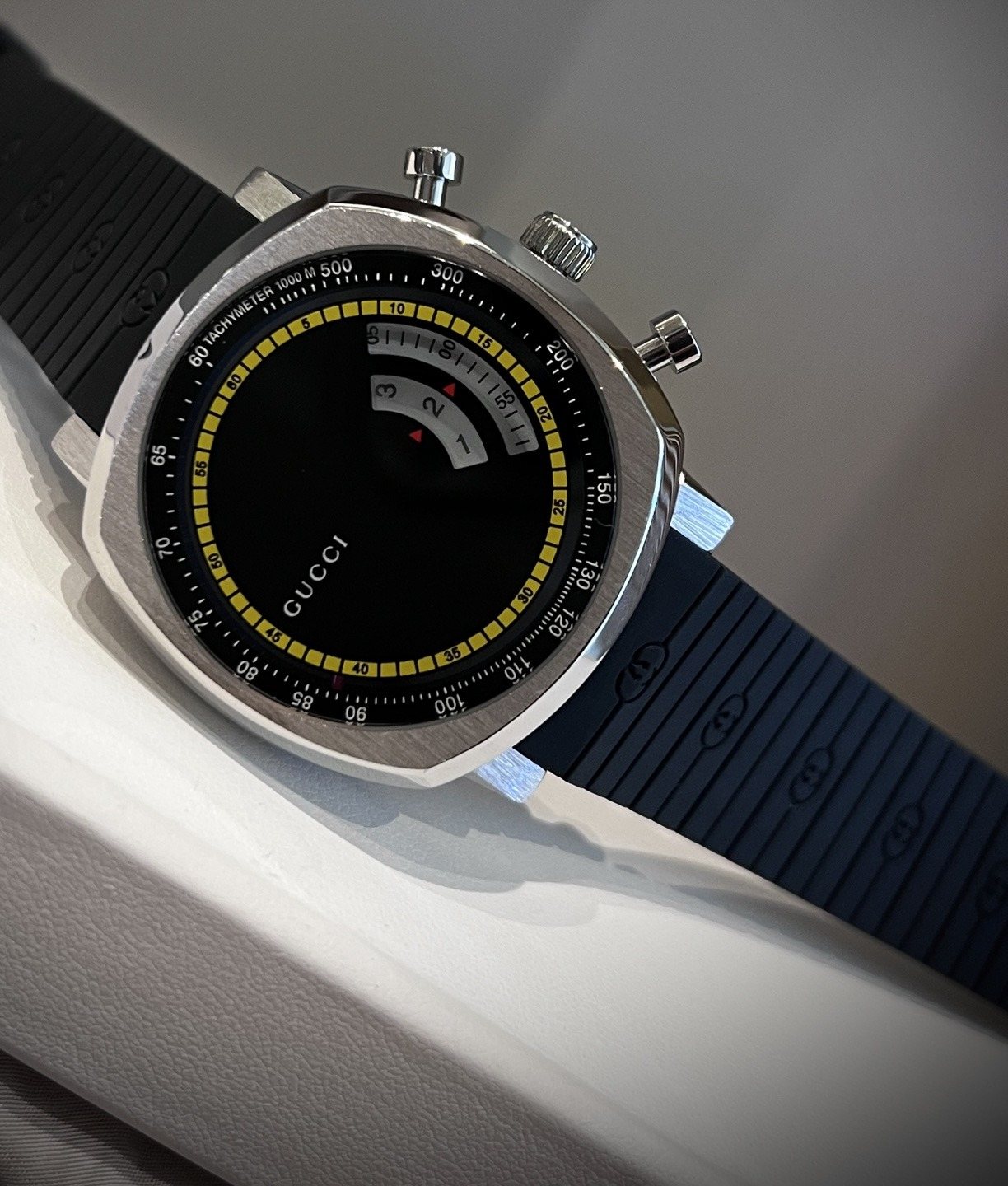 Gucci Silver Black Dial Strap Watch — hero