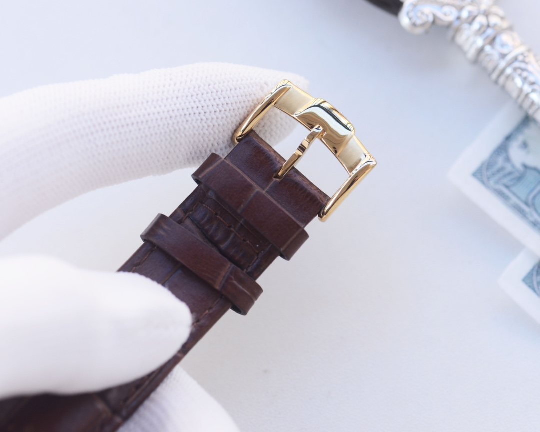 Jaeger-LeCoultre Gold Brown Black Dial Leather Strap Watch — detail