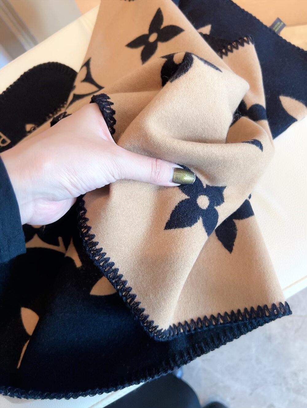 Louis Vuitton Monogram Contrast Scarf — detail