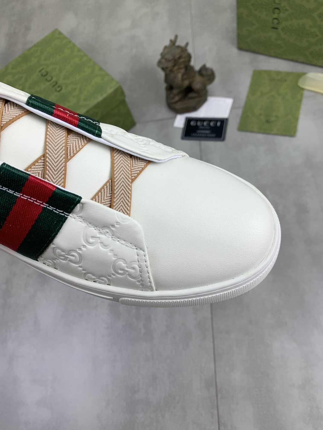 Gucci White Stripe Low-Top Sneakers — detail