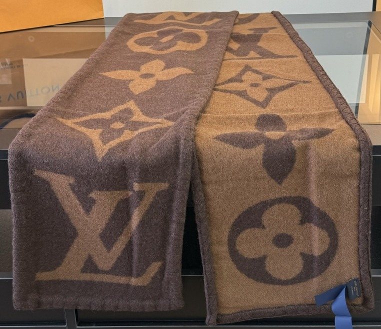 Louis Vuitton Sweet Dreams Monogram Scarf — hero