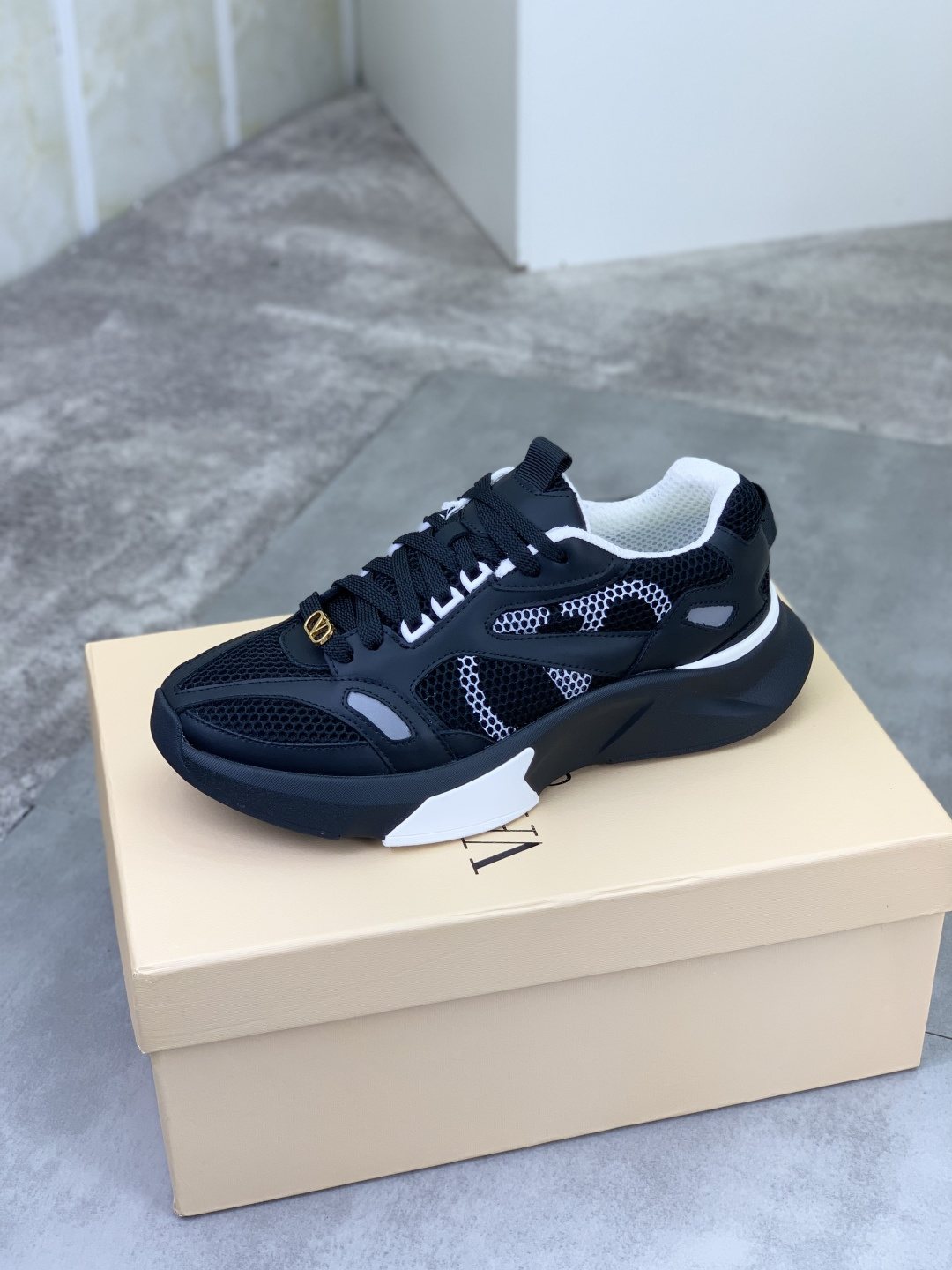 微商相册测试鞋子-Valentino Mesh Panel Sneakers — side