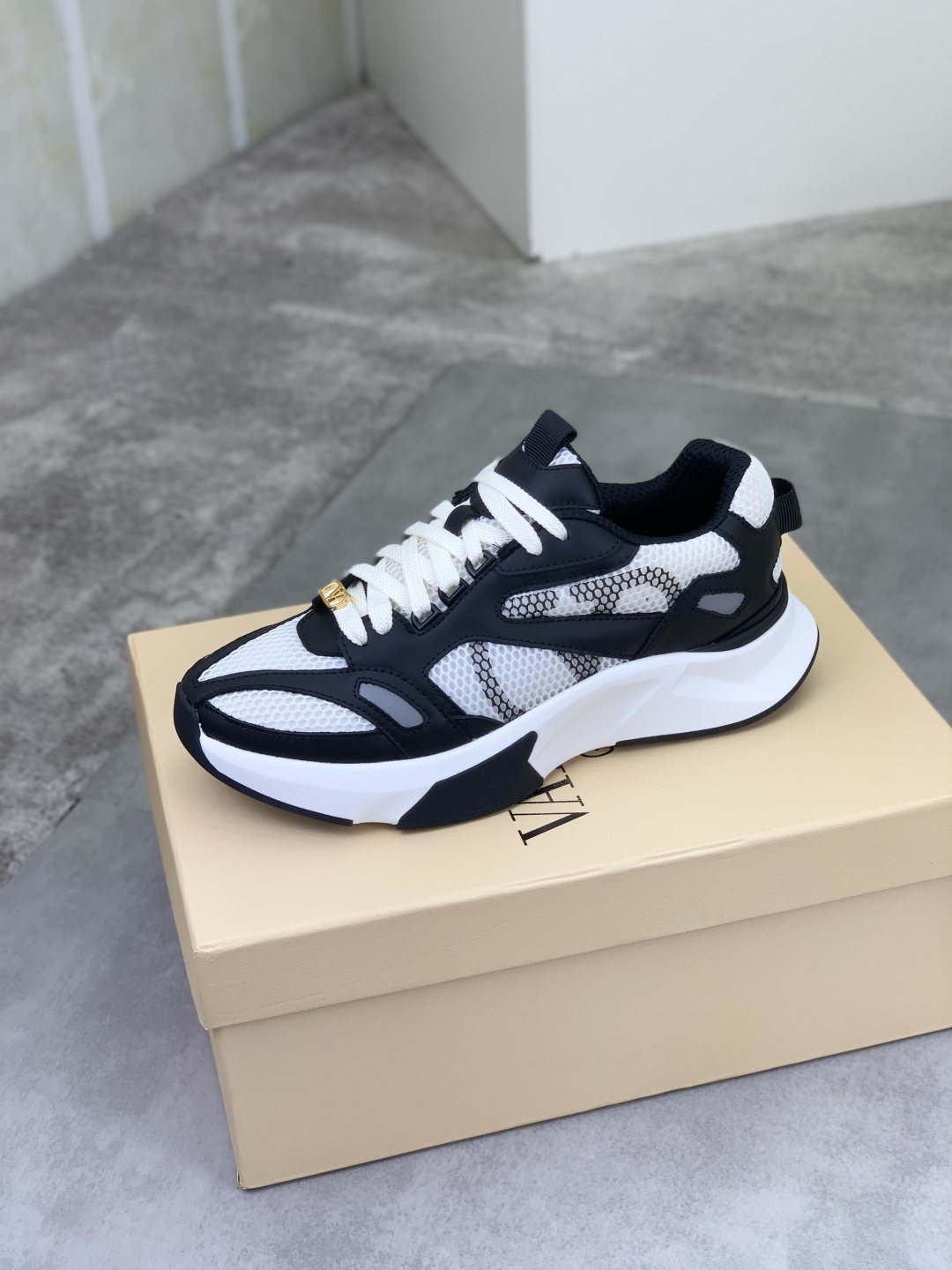 微商相册测试鞋子-Valentino Mesh Panel Sneakers — side