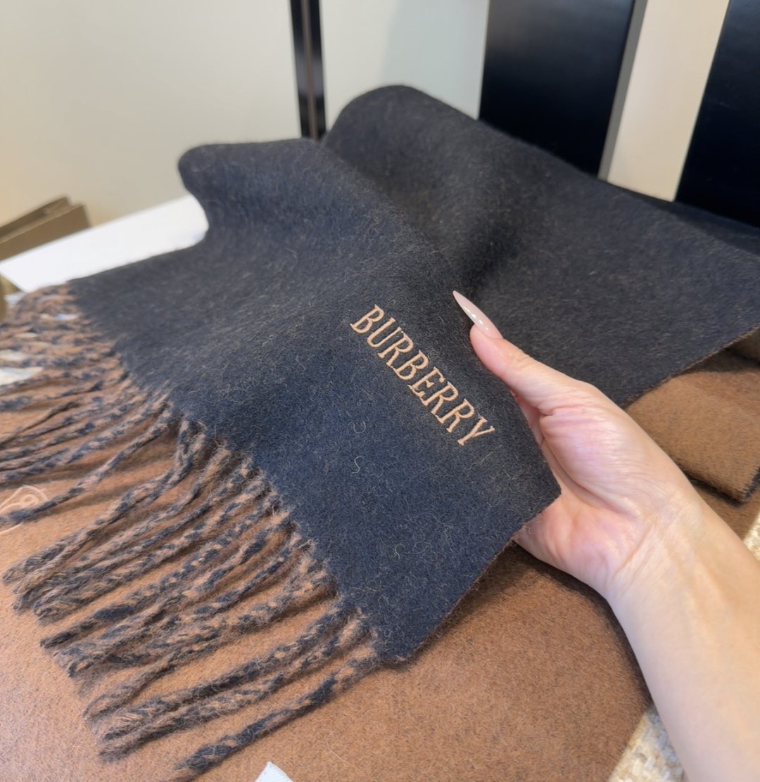 Burberry Two-Tone Fringed Scarf — detail
