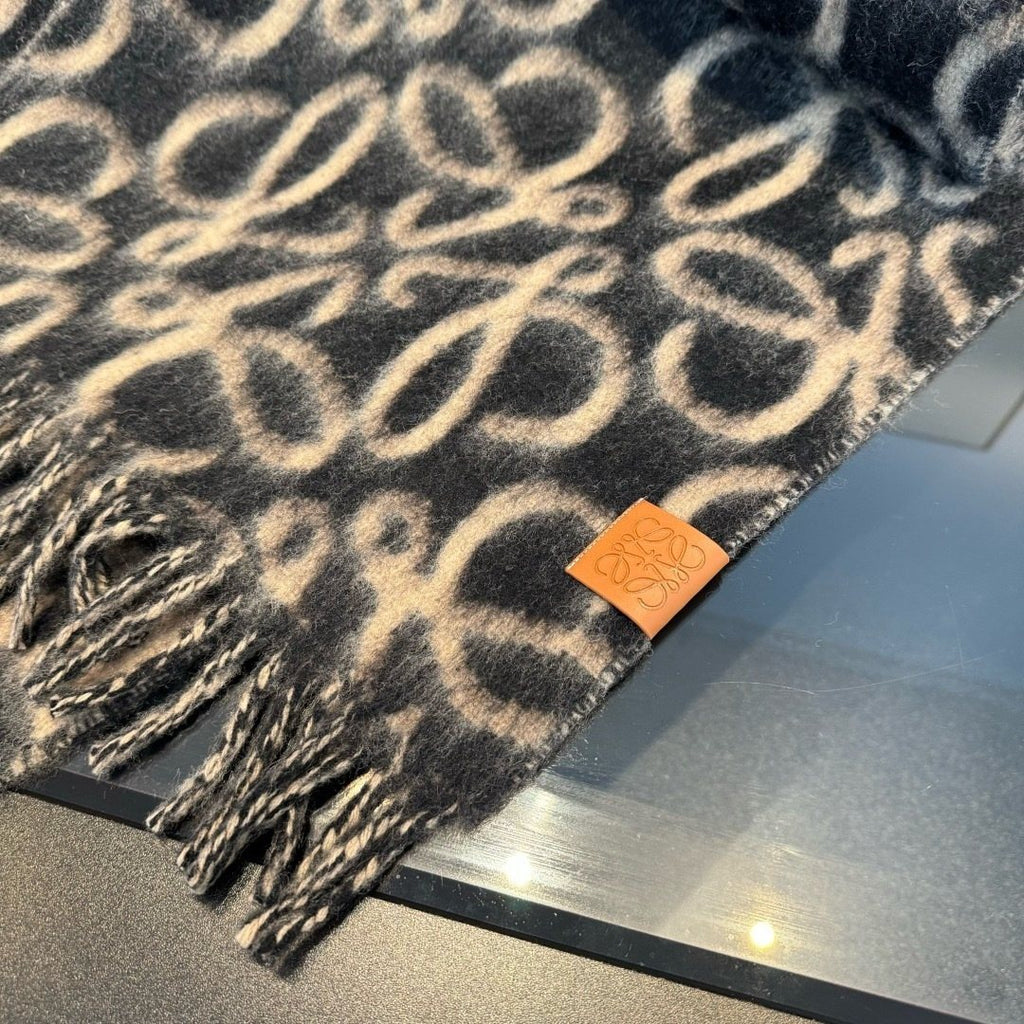 LOEWE Loop-Pattern Fringed Scarf — detail