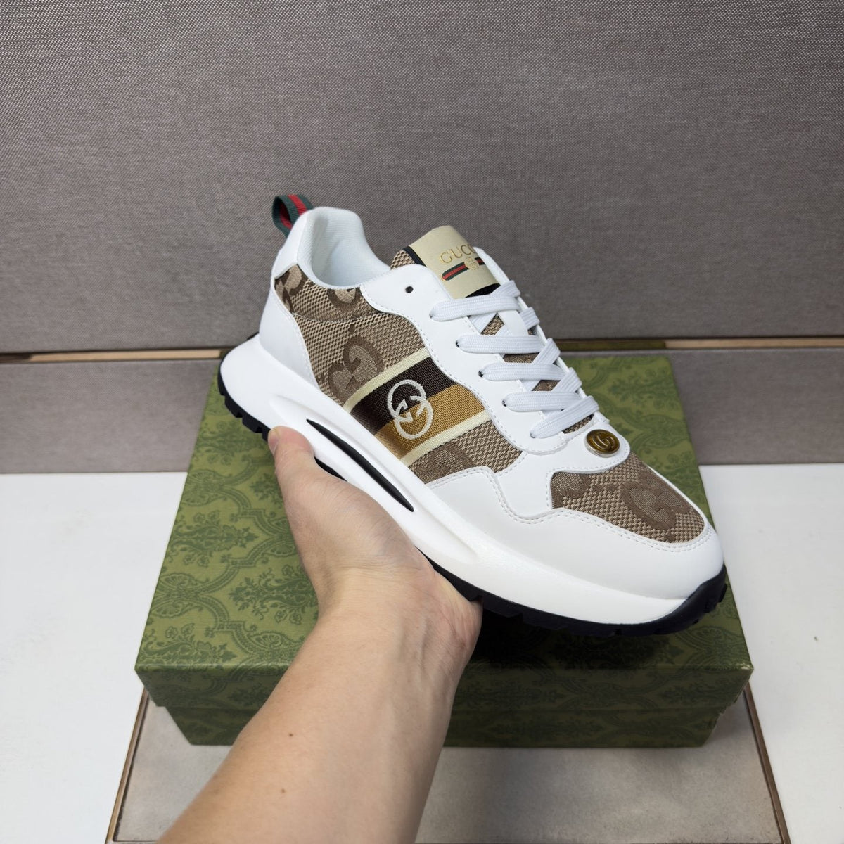 Gucci Patterned Low-Top Sneakers — model
