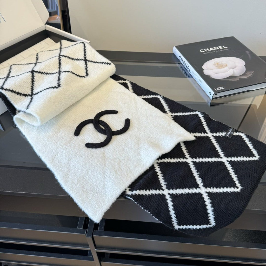 Chanel Reversible Ivory & Black Knit Scarf — detail