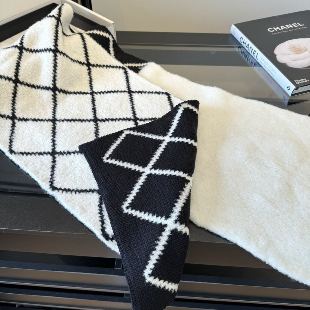 Chanel Reversible Ivory & Black Knit Scarf — detail