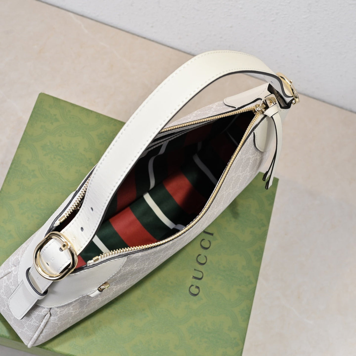 Gucci Emblem Medium Zip Tote Bag – 815217